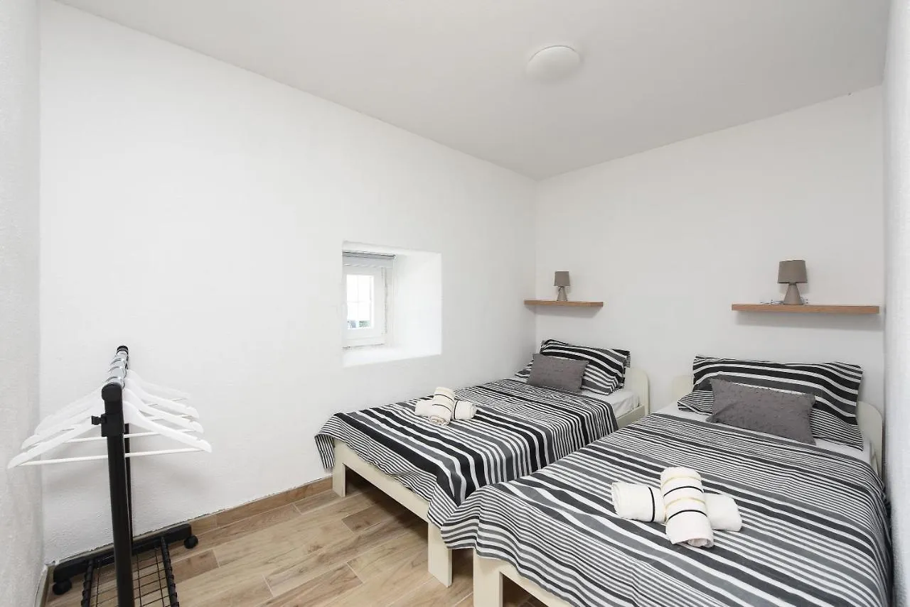 Holiday Stone House - Fumarea Rtina 0*,  Croatia
